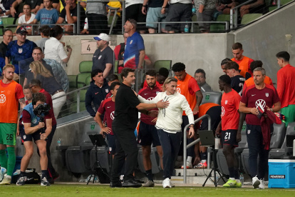 Mauricio Pochettino DT de Estados Unidos saluda con Sebastian Beccacece  de Ecuador.