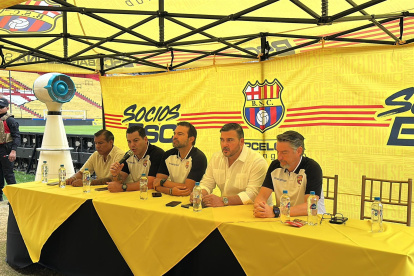 Antonio Álvarez (c) presidió la asamblea extraordinaria de socios en el estadio Monumental el sábado 11 de octubre.