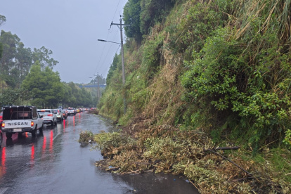 Deslizamiento de tierra en la avenida Simón Bolívar, sur provoca cierre parcial de la vía y congestión vehicular en Quito.