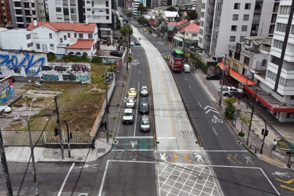 1. Lotes. Dos grandes terrenos baldíos están en venta en plena esquina, en la intersección de la 6 de Diciembre con la Veintimilla. Vecinos dicen que son foco de inseguridad.