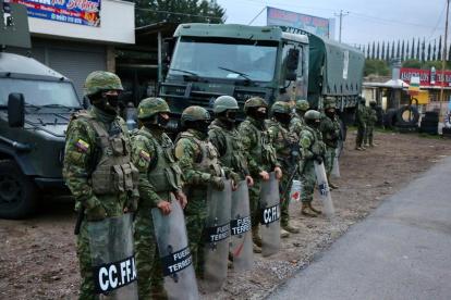 Policía y Ejército bloquean acceso a Quito en Guayllabamba por paro nacional.