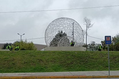 Efectivos militares y policial se desplegaron en el parque El Arbolito como parte del operativo de seguridad en Quito.
