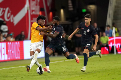 Mark McKenzie de Estados Unidos disputando la pelota con Kevin Rodríguez de Ecuador.