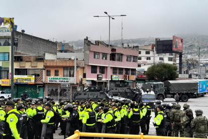 Efectivos de la Policía Nacional se ubicaron desde la mañana del 12 de octubre de 2025 en lka Villaflora, sur de Quito.