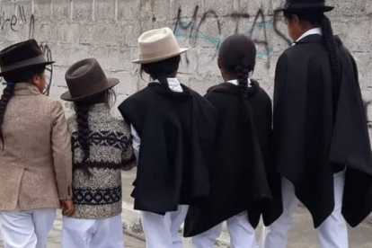 Una imagen representativa de niños y jóvenes kichwas con cabello largo.