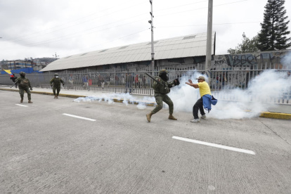Policía Nacional lanza bombas lacrimógenas para dispersar a los manifestantes en la Villaflora.