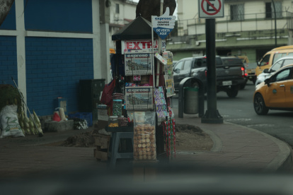 En un quiosco de venta de productos de la calle se expenden diarios, dulces, lotería, entre otros productos.