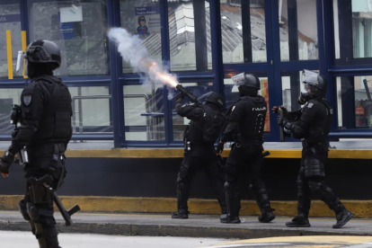 La Policía Nacional lanzó bombas lacrimógenas a manifestantes en la Villa Flora, en el sur, para evitar que avancen a otros puntos de Quito.