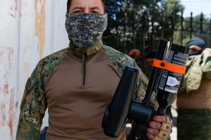 El VKS utiliza proyectiles de impacto cinético no letales, que pueden ser de pintura o gas.