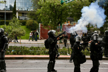 La Policía dispersó a los manifestantes en Quito con bombas lacrimógenas.