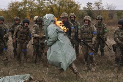 Fuerzas de Ucrania mantienen posiciones ante la avanzada rusa.