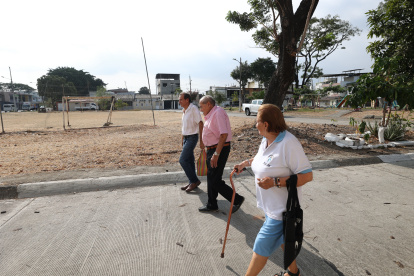 Habitantes. Algunos de los moradores de Guayacanes son adultos mayores.