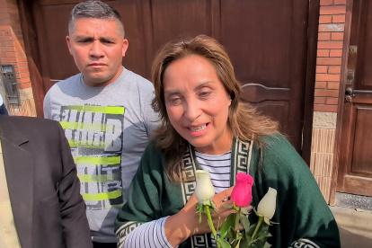 AME7159. LIMA (PERÚ), 11/10/2025.- La expresidenta de Perú Dina Boluarte habla con simpatizantes este sábado, en Lima (Perú). Boluarte, destituida en la noche del jueves de manera exprés por parte del Parlamento a falta de seis meses de las nuevas elecciones, reiteró ante simpatizantes que acepta su salida del poder y le deseó "todos los éxitos" a José Jerí, quien le sucedió en el cargo por ser el presidente del Congreso, para formar un Gobierno de transición. EFE/ Fernando Gimeno