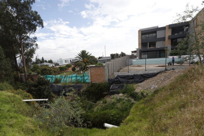 Normativa. Las obras en Tumbaco continúan en zonas restringidas, como laderas y cercanías de quebradas, desafiando los controles municipales.