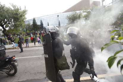 Policías lanzaron gases lacrimógenos e hicieron detenciones en los alrededores de la Casa de la Cultura.