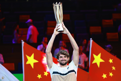 Valentin Vacherot of Monaco poses with his trophy after winning the men"s singles final match against Arthur Rinderknech of France at the Shanghai Masters tennis tournament in Shanghai, China, 12 October 2025. (Tenis, Francia) EFE/EPA/ALEX PLAVEVSKI
