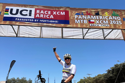 Miryam Núñez en la meta del desierto de Arica, en Chile, tras proclamarse campeona panamericana.