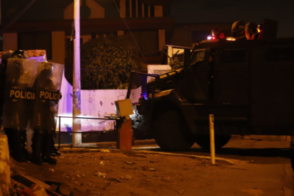 Quito amaneció con retenes militares, cierres viales y transporte limitado, mientras persiste la tensión tras los enfrentamientos del domingo.
