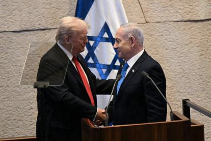 Donald Trump y Benjamin Netanyahu durante el discurso en la Knéset, tras la liberación de los rehenes.