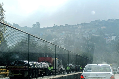 Al lugar del accidente llegaron personal de la Agencia Metropolitana de Tránsito, tres carriles fueron cerrados para atender la emergencia.