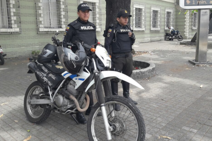 Agentes policiales resguardan el centro correccional de Guayaquil tras la fuga de ocho jóvenes.