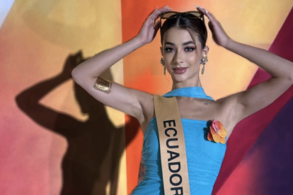 Samantha Quenedit luce un traje inspirado en la iguana rosada de Galápagos durante Miss Grand International 2025.