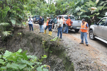 Ciudadanos enfrentan condiciones climáticas adversas durante la temporada de lluvias en Ecuador.