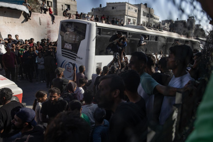 Palestinos dan la bienvenida a los prisioneros liberados a su llegada tras su liberación de las cárceles israelíes en virtud de un acuerdo de intercambio, en el sur de la Franja de Gaza, el 13 de octubre de 2025.