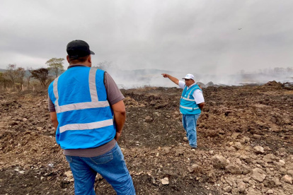 La Prefectura anunció en articulación con 
@segura_ep
 y  
@BomberosGYE
 para controlar la situación y prevenir nuevos focos de incendio.