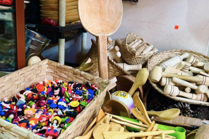 Artesanos exhibirán figuras típicas y decoraciones tradicionales en la Feria de Finados 2025 en Ambato.