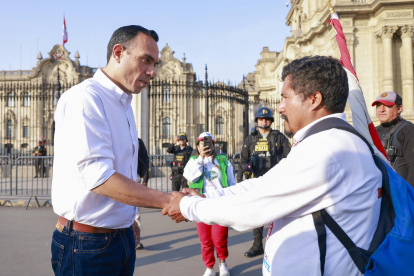 José Jerí (i), saludando al alcalde del municipio de Pataz, Aldo Mariños, previo a una reunión este domingo en Lima (Perú).