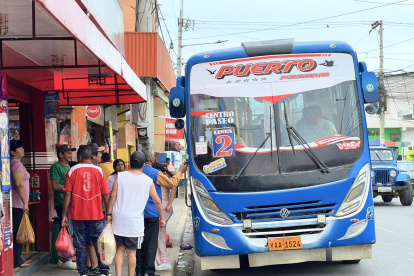 Los buses urbanos en el cantón La Libertad retomaron el servicio habitual la mañana de este lunes