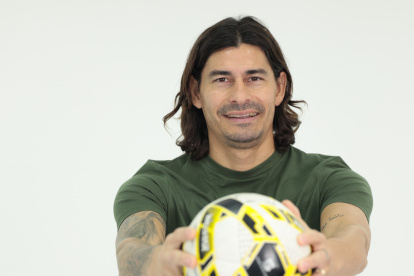 El exdelantero argentino mantiene viva su pasión por el fútbol, ahora desde su nueva faceta como entrenador.