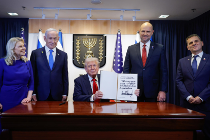 El presidente de Estados Unidos, Donald Trump (c), el presidente del Parlamento israelí Amir Ohana (2d), y el presidente israelí Benjamín Netanyahu (2i), este lunes en el Knéset en Jerusalén.