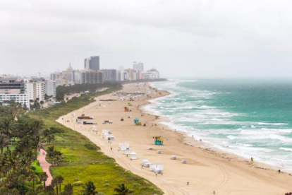 La llegada de aire seco al sur de Florida tras el paso de un frente frío permite disfrutar de temperaturas más frescas y cielos despejados durante la semana laboral