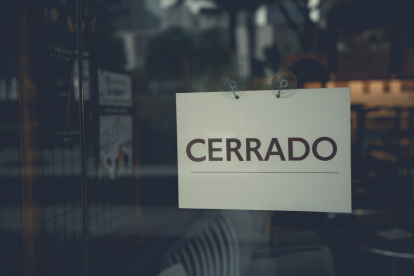 Una empresa puede usar la figura de fuerza mayor para suspender o terminar contratos laborales.