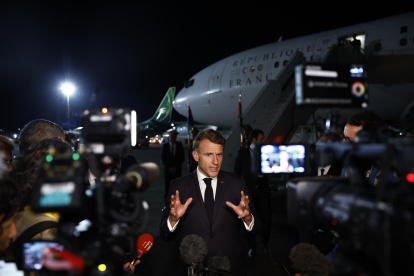 El presidente francés, Emmanuel Macron, responde a los periodistas al salir de la Cumbre de Paz de Gaza en Egipto, el 13 de octubre de 2025.