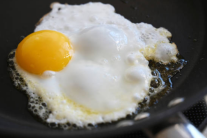 El vinagre actúa sobre las proteínas de la clara del huevo, acelerando su coagulación en la sartén para obtener una textura más firme y una mejor forma.