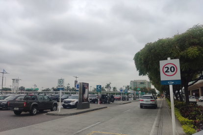 El parqueo del aeropuerto de Guayaquil tiene capacidad para 1.100 vehículos. La tarifa por hora o fracción es de 1,40 dólares.