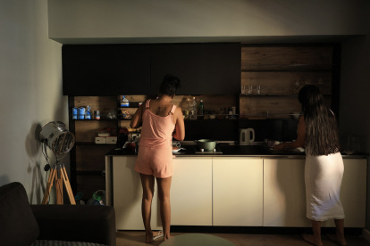 Ana y María, (nombres ficticios), víctimas de trata sexual procedentes de América Latina, lavan platos en Tirana el 1 de agosto de 2025.