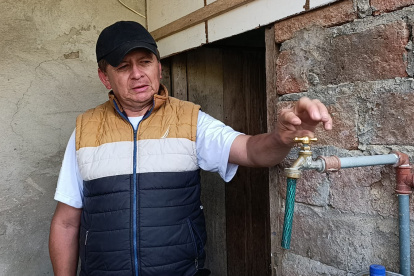 Vecinos del barrio Chamanal esperan desde tempranas horas la llegada de tanqueros con agua potable.