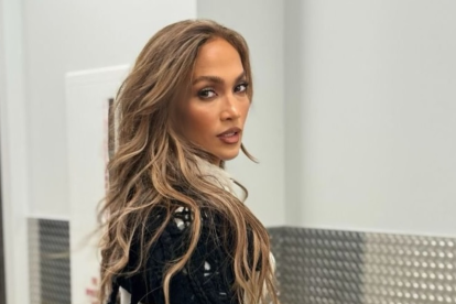 La actriz y cantante Jennifer Lopez ha llamado la atención al caminar por las calles de Nueva York.