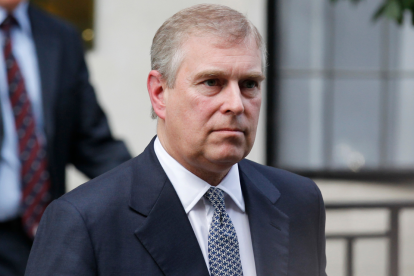 La cercanía del príncipe Andrés de Inglaterra con Jeffrey Epstein no deja de causar problemas a su reputación.