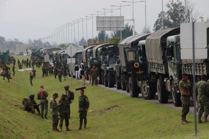 El convoy humanitario, escoltado por militares, avanza hacia Ibarra en medio de las manifestaciones