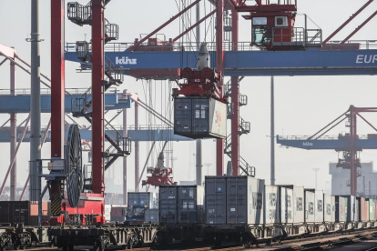 Puerto. Una grúa transporta un contenedor en un puerto de EE.UU.