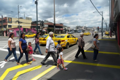 Se retiró el puente peatonal en la avenida América y Rumipamba, en el norte de Quito.