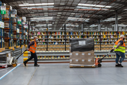 El gigante de comercio electrónico informó el mes pasado que está invirtiendo más de $ 1.000 millones para aumentar los salarios y otros gastos.