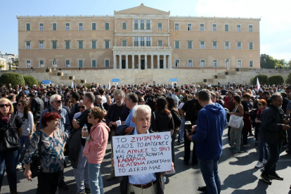 Los manifestantes participan en una marcha de protesta realizada como parte de una huelga general nacional de 24 horas, en Atenas, Grecia, 14 de octubre de 2025.