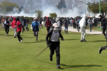 Manifestantes se refugian en viviendas y centros comunitarios de Otavalo tras los enfrentamientos con la Policía y el Ejército durante la jornada del Paro Nacional 2025.