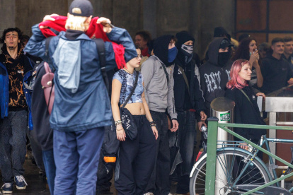Los manifestantes se reúnen durante una protesta convocada por los sindicatos belgas contra los planes de reforma del gobierno en Bruselas, Bélgica, el 14 de octubre de 2025.